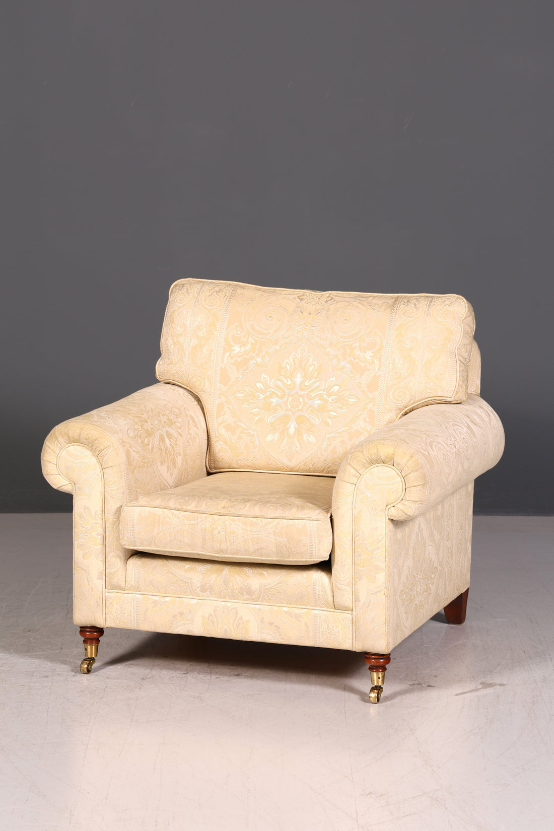 Prachtige Engelse fauteuil crème goud stof clubfauteuil armstoel landhuis loungestoel vintage