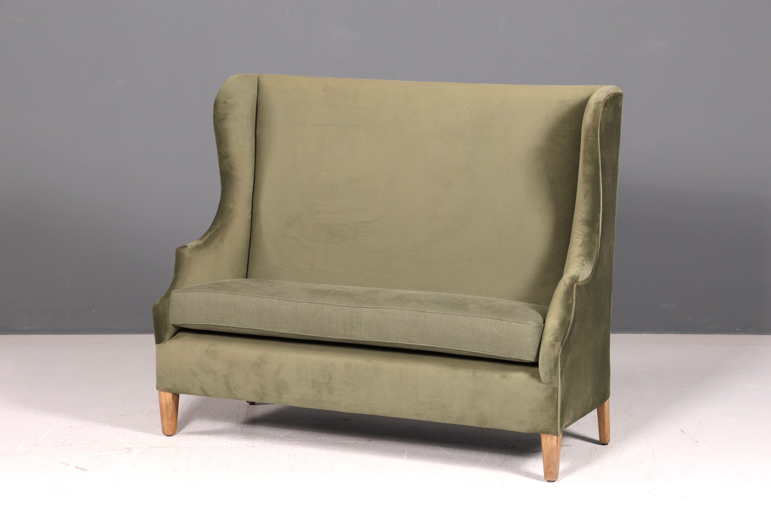 Wunderschönes Loberon Ohrenbackensofa Modell Ombra Antikgrün Samt Sofa 2-Sitzer Ohrensofa Retro Mangoholz