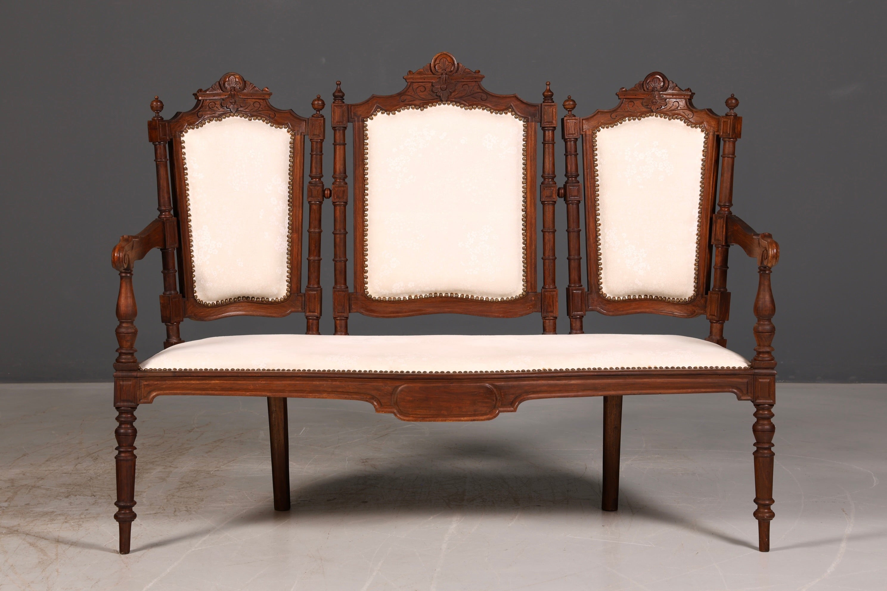 Elegante zitbank in neorenaissancestijl, antieke bank uit de Gründerzeit, sofa, gestoffeerde bank, salonbank, zitbank