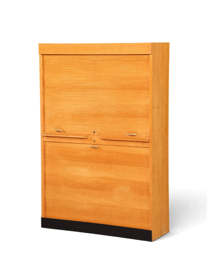 Hauptstadt Möblerei Rollladenschrank aus massivem hellem Holz im Bauhaus Stil mit praktischem Tambour Verschluss