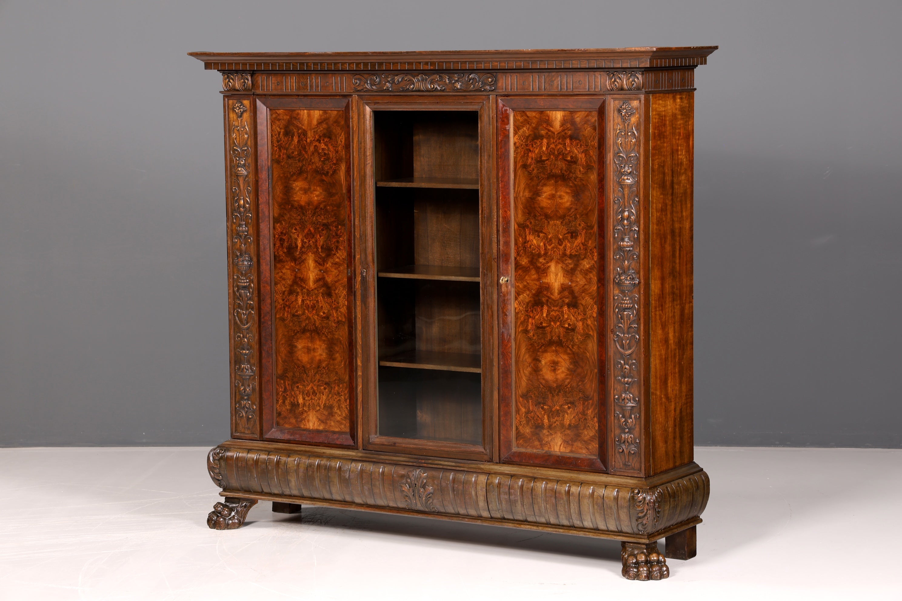 Indrukwekkende neorenaissanceboekenkast uit de Gründerzeit, vitrinekast voor een herenkamer, buffetkast, antiek massief hout