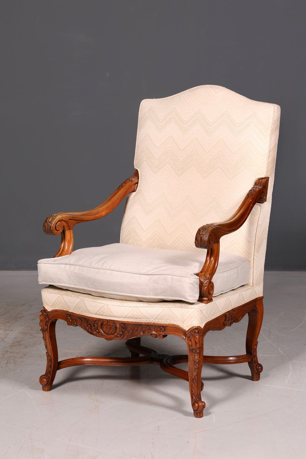 Elegante Louis-Philippe-fauteuil met armleuningen uit de Gründerzeit, antieke fauteuil, gestoffeerde fauteuil, 1 van 2