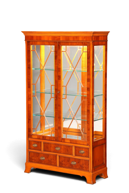 Hauptstadt Möblerei Heldense Vitrine aus Eibenholz mit Glastüren, Innenbeleuchtung und Schubladen im antiken Stil