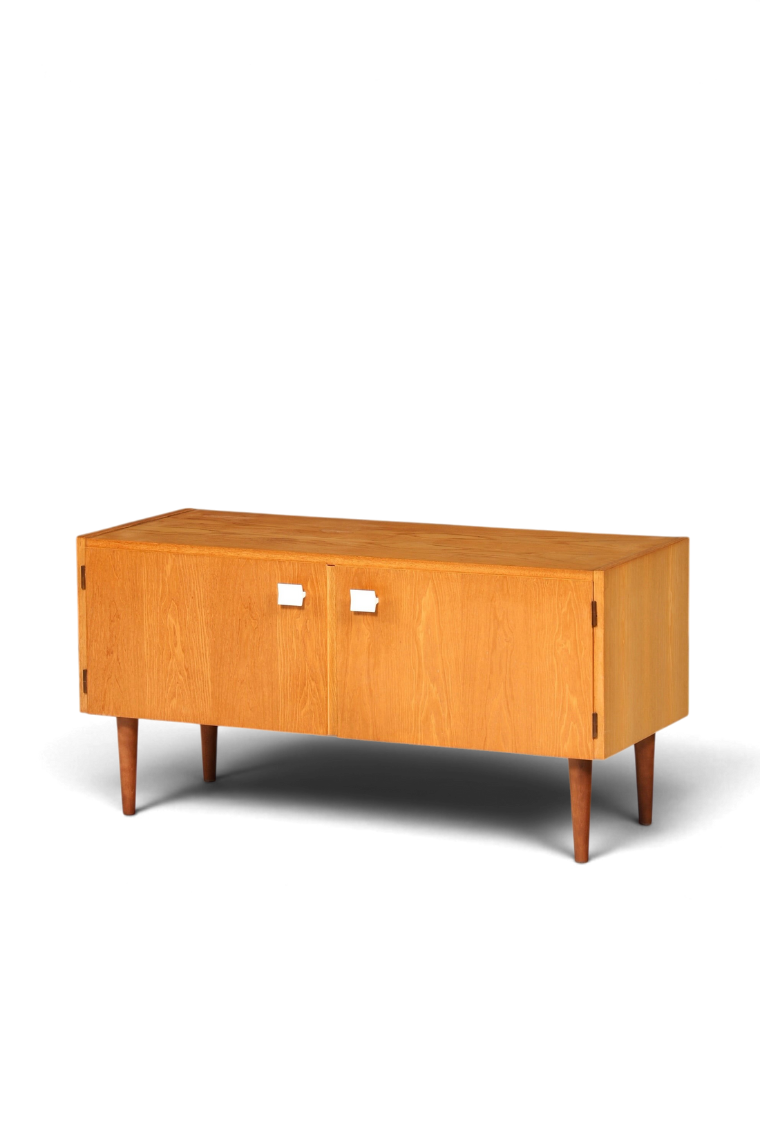 Hauptstadt Möblerei Hellerau Mid Century Kommode Modell 427 aus hellem Echtholz mit weißen Griffen