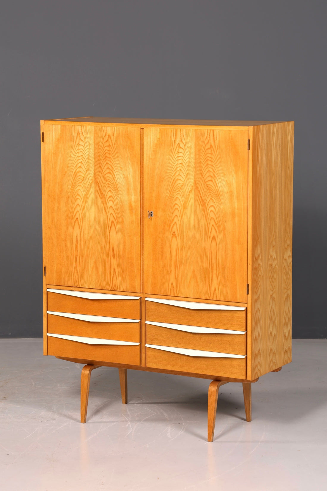 Prachtige Hellerau-kast model 427 Mid Century vintage archiefkast highboard vertiko linnenkast