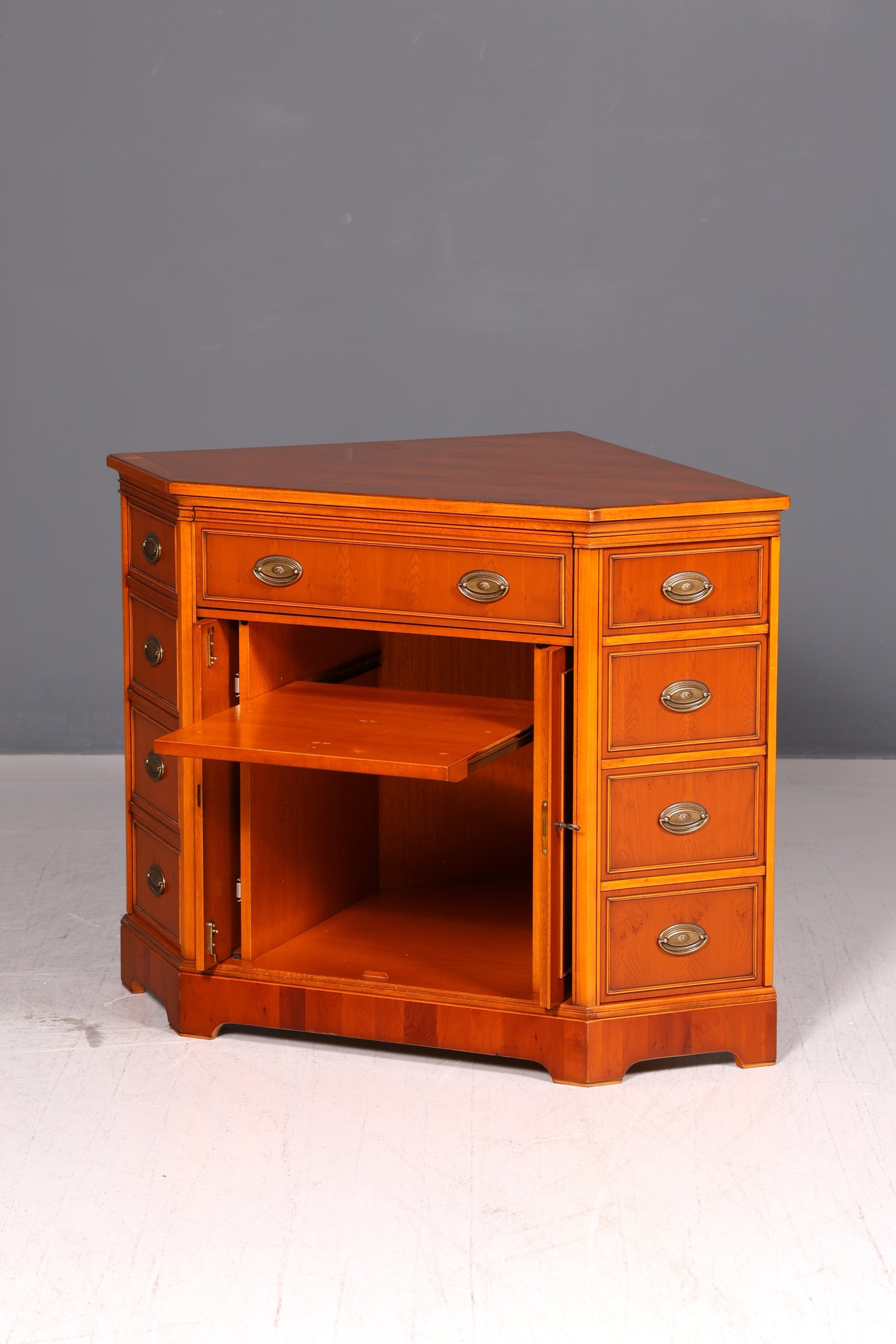Edler Eckschrank der Marke Heldense Eibe Eckkommode Kommode Sideboard Schrank Antik Vintage