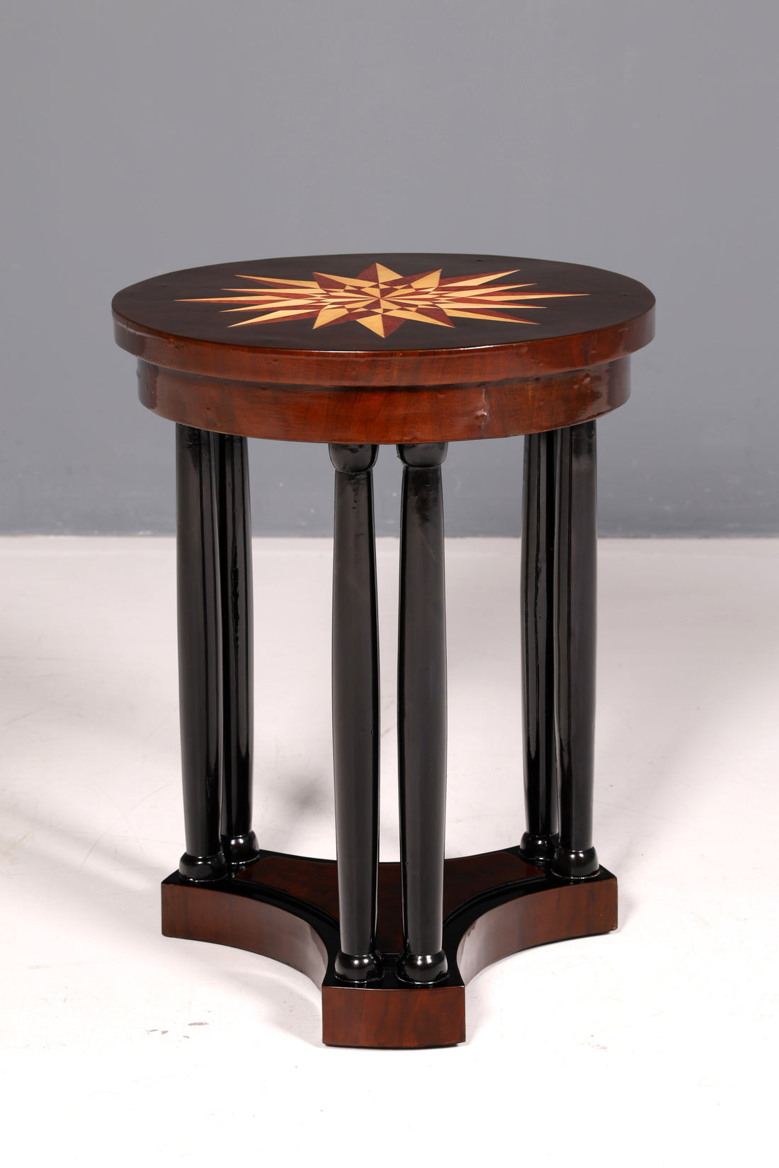 Prachtige tafel in art-decostijl, luxe salontafel, bijzettafel, ronde tafel van echt hout, vintage