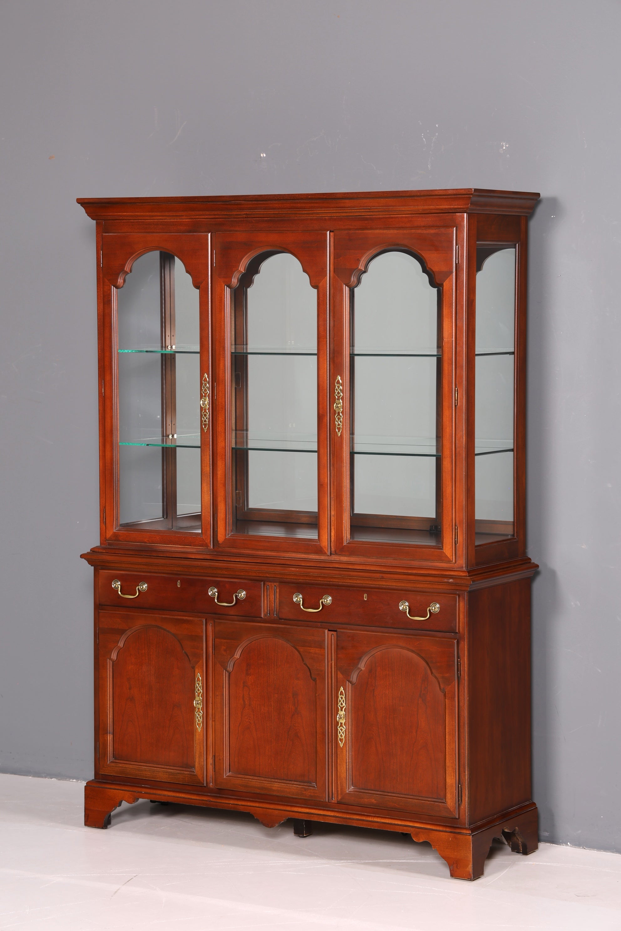 Edle Original Drexel Heritage Vitrine Bücherschrank USA Schrank Buffet Regal Glasvitrine