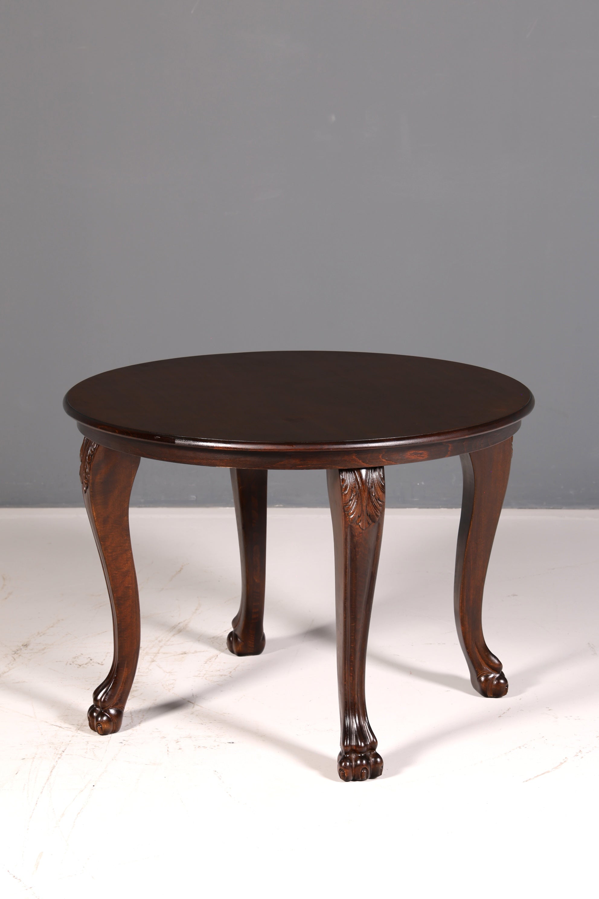 Prachtige neorenaissance-bijzettafel uit de Gründerzeit, ronde antieke salontafel van massief hout