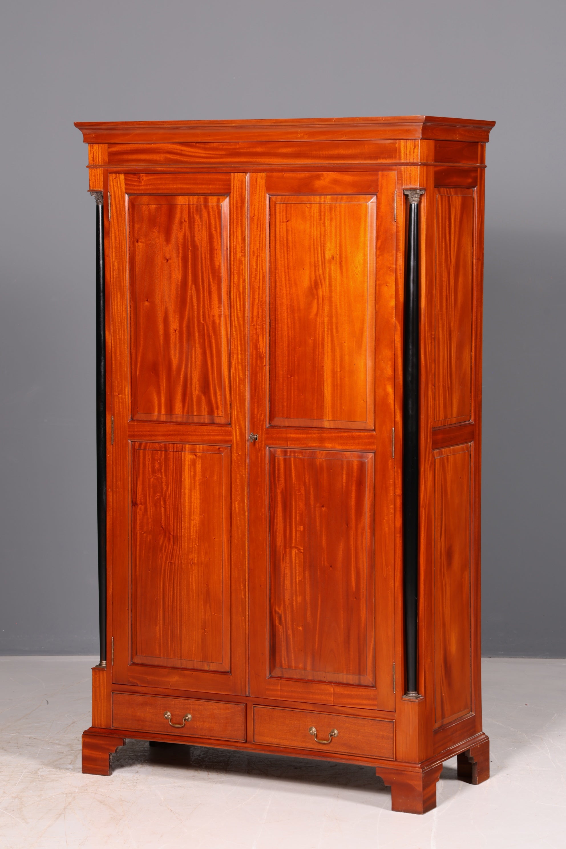 Wunderschöner Biedermeier Kleiderschrank Mahagoni Antik Säulenschrank Dielenschrank Wäscheschrank Massivholz