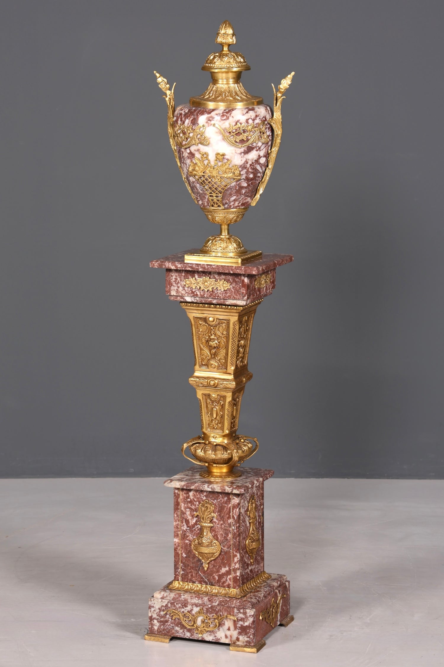 Wunderschöne Barock Stil Säule mit Vase Louis XV Marmor Blumensäule Naturstein Sockel Ablage