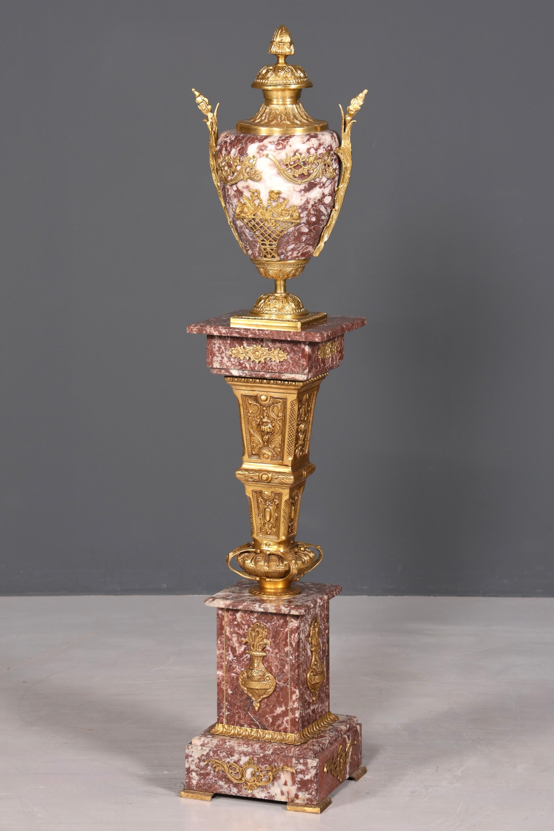 Wunderschöne Barock Stil Säule mit Vase Louis XV Marmor Blumensäule Naturstein Sockel Ablage