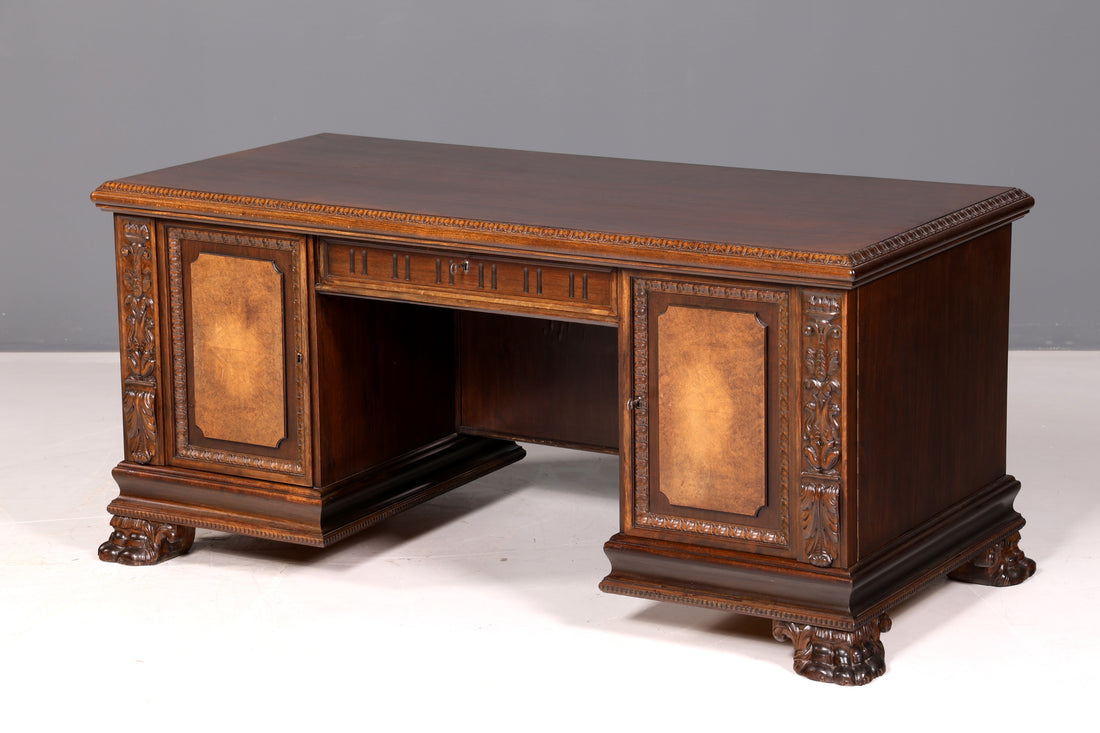 Indrukwekkend neorenaissancebureau voor herenvertrek, antiek bureau van echt hout, vintage