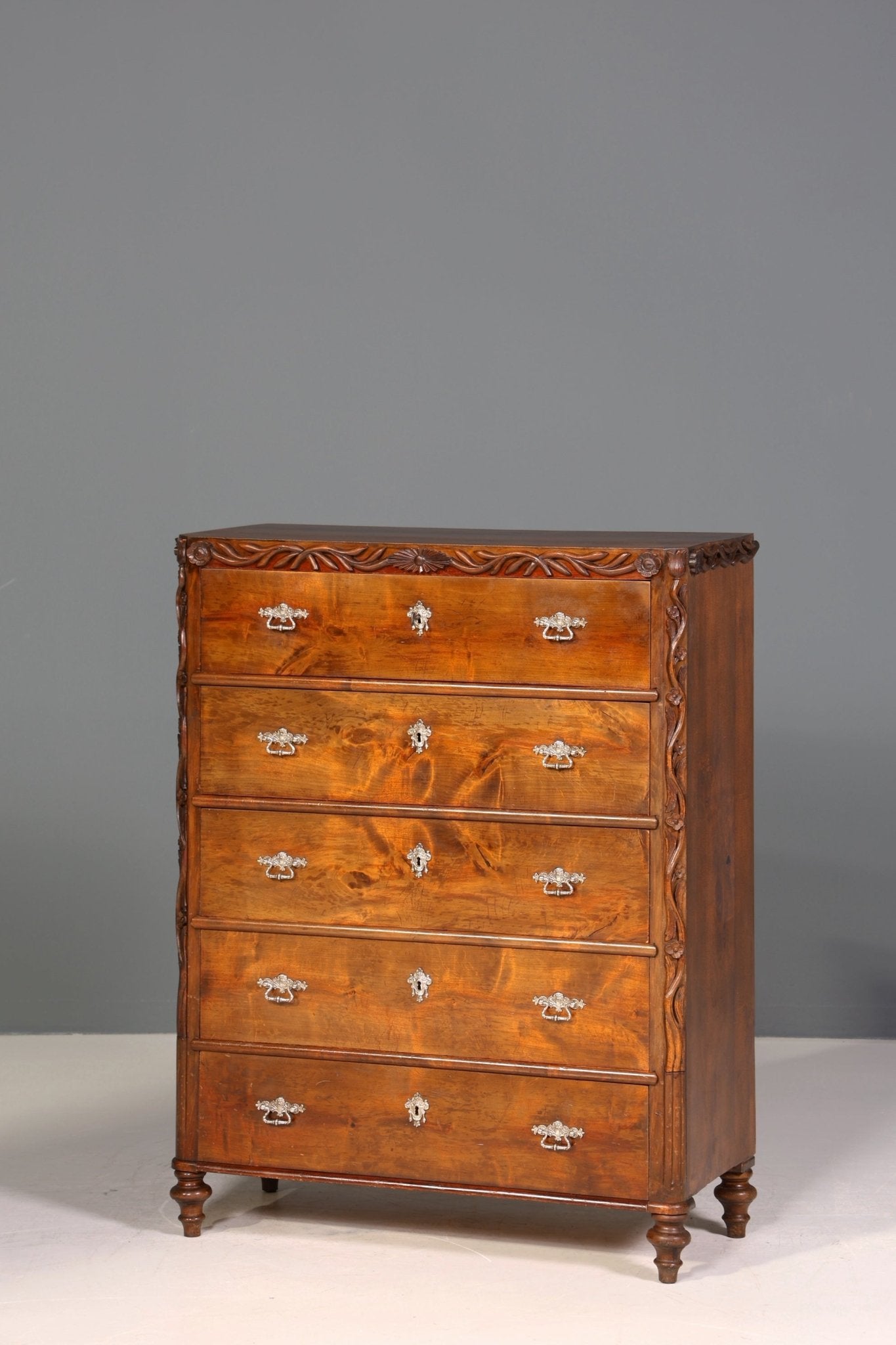 Wunderschöne Gründerzeit Kommode Louis Philippe Nussbaum Sideboard um 1880 Schnitzerei Schubladenkommode