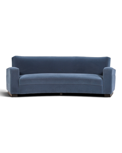 Hauptstadt Möblerei H872 Sofa in geschwungenem Design mit blauem Samtbezug und dunklen Holzfüßen