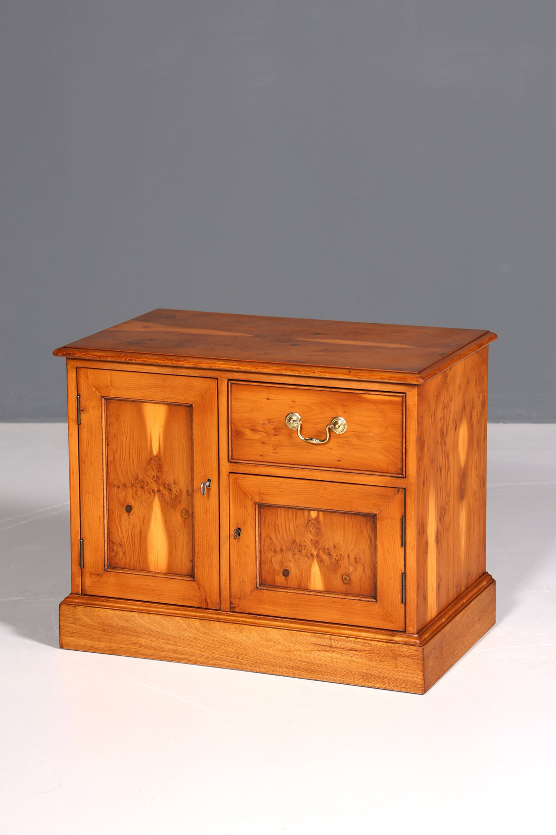 Traumhafte Englische Kommode echt Holz Schrank Eibe Antik 60er Jahre Flurkommode