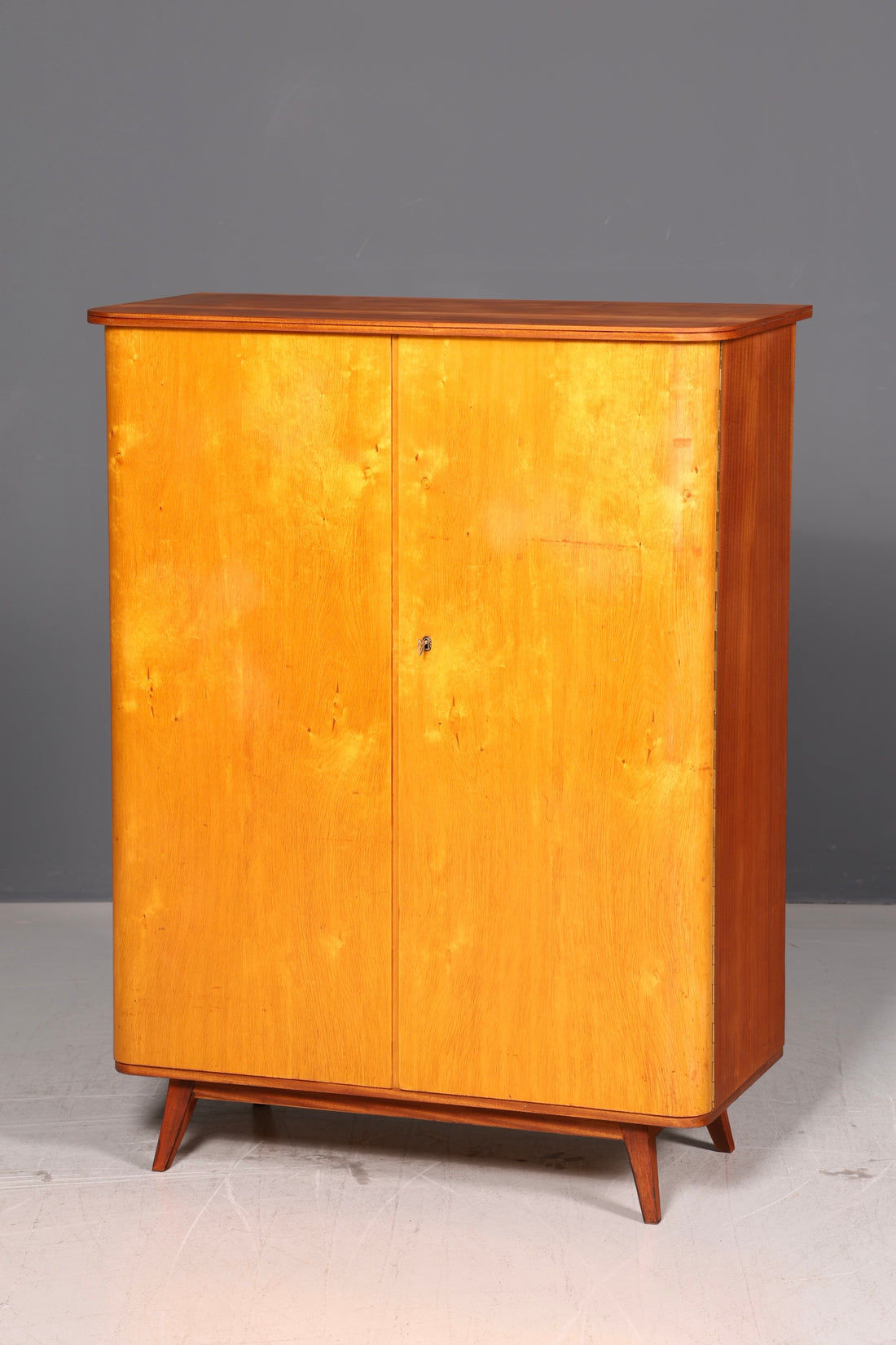 Prachtige midcenturykast uit de jaren 60, linnenkast, archiefkast, ladekast, vintage hout