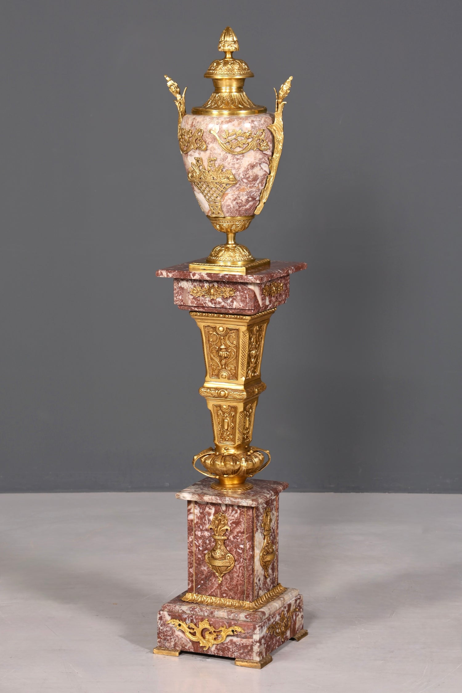 Wunderschöne Barock Stil Säule mit Vase Louis XV Marmor Naturstein Blumensäule Sockel Ablage
