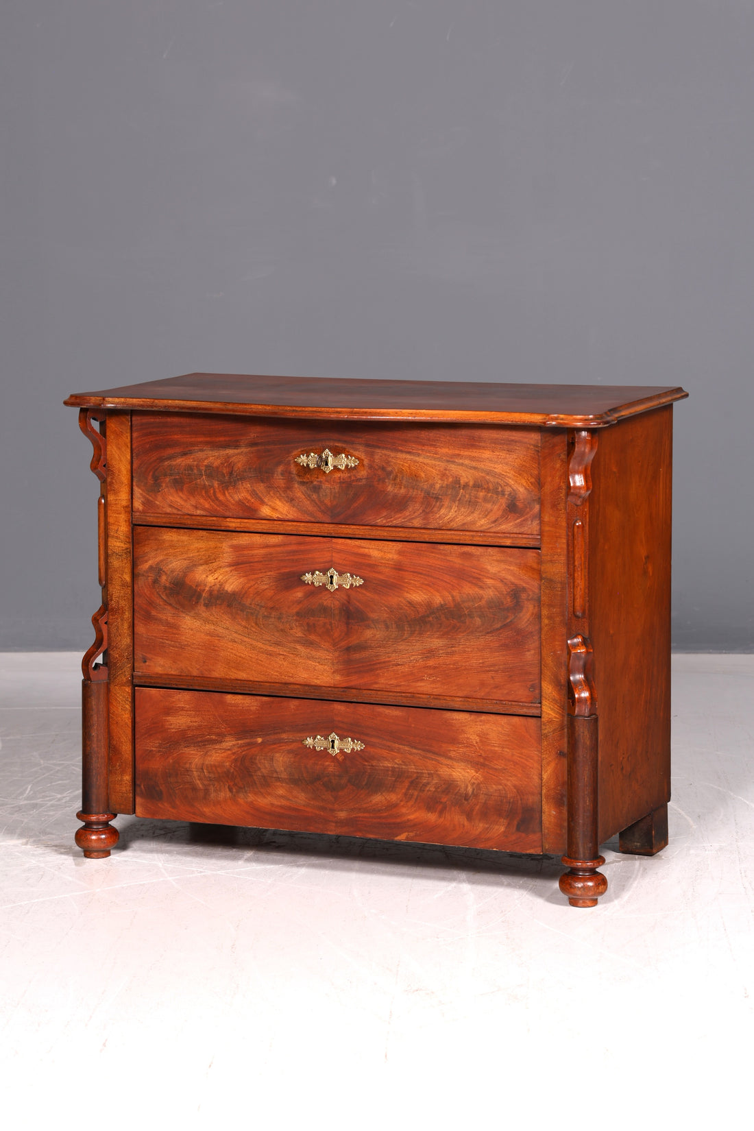 Prachtige Louis Philippe Ladekast Notenhout Gründerzeit Dressoir circa 1880 Ladekast Antiek Wasgoedkast