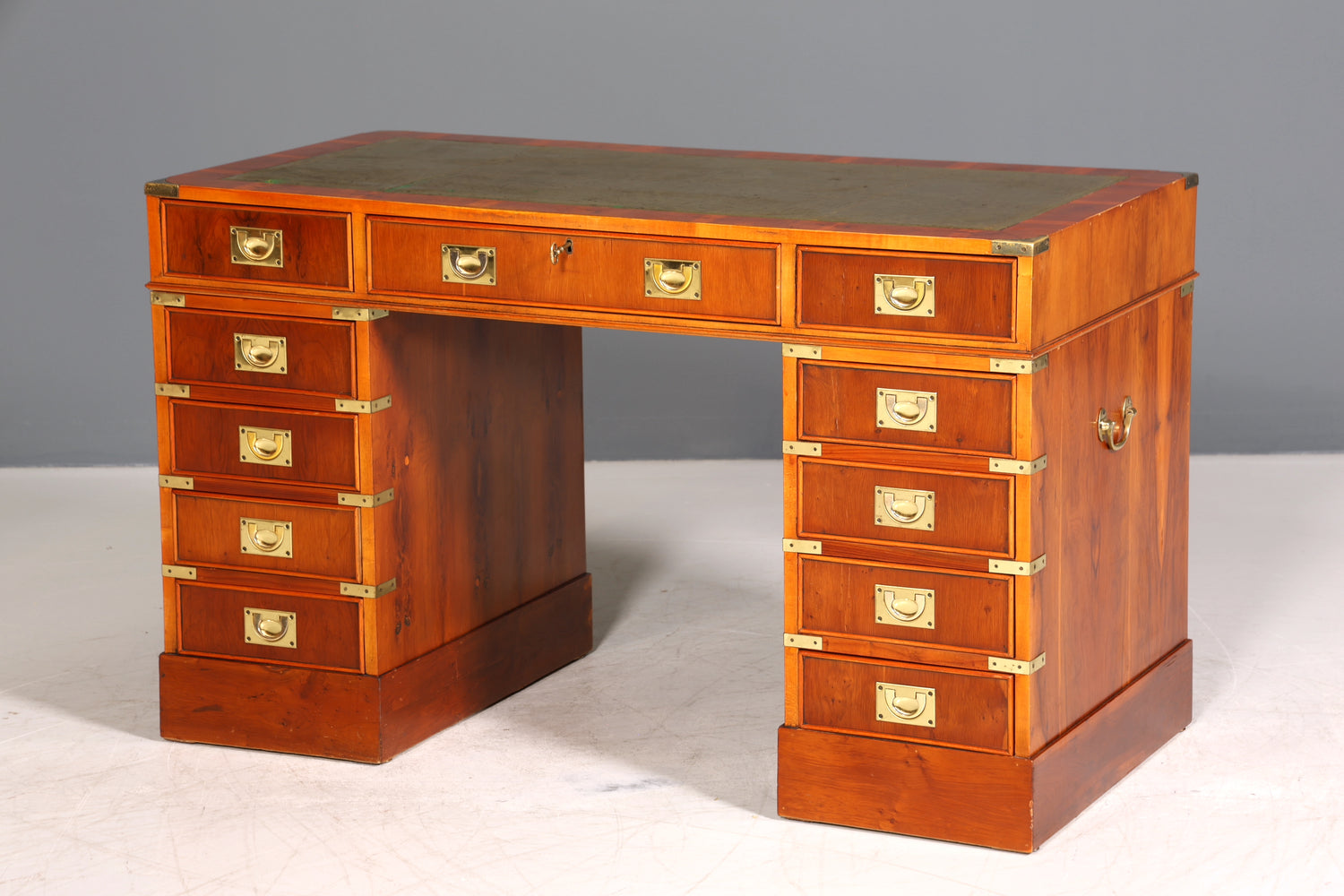 Edler Maritimer Schreibtisch Englischer Military Chest Bürotisch Office Table mit echt Lederauflage