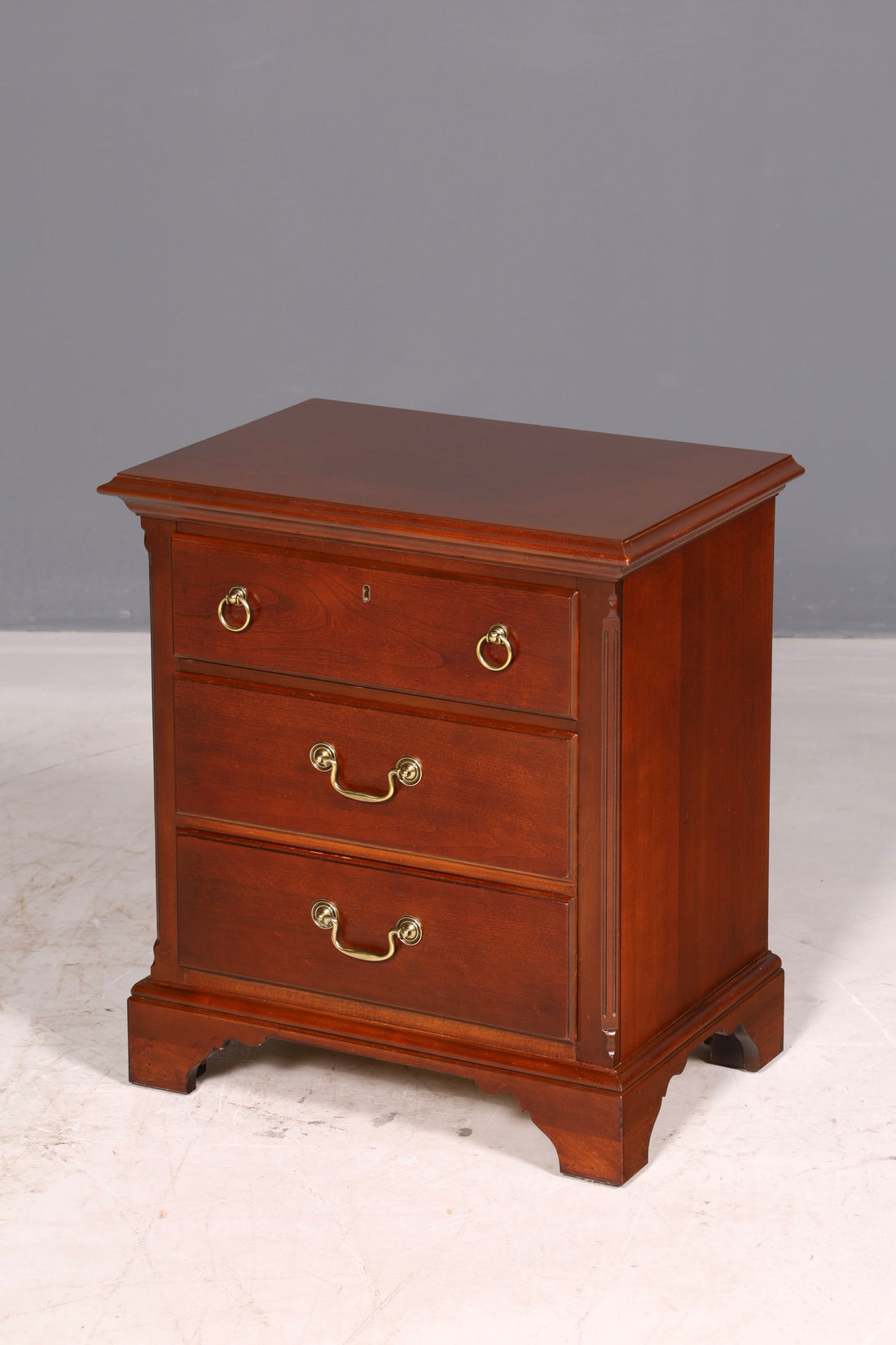Elegante Drexel Heritage-ladekast in antieke stijl, nachtkastje uit de VS, ladekast 1 van 2