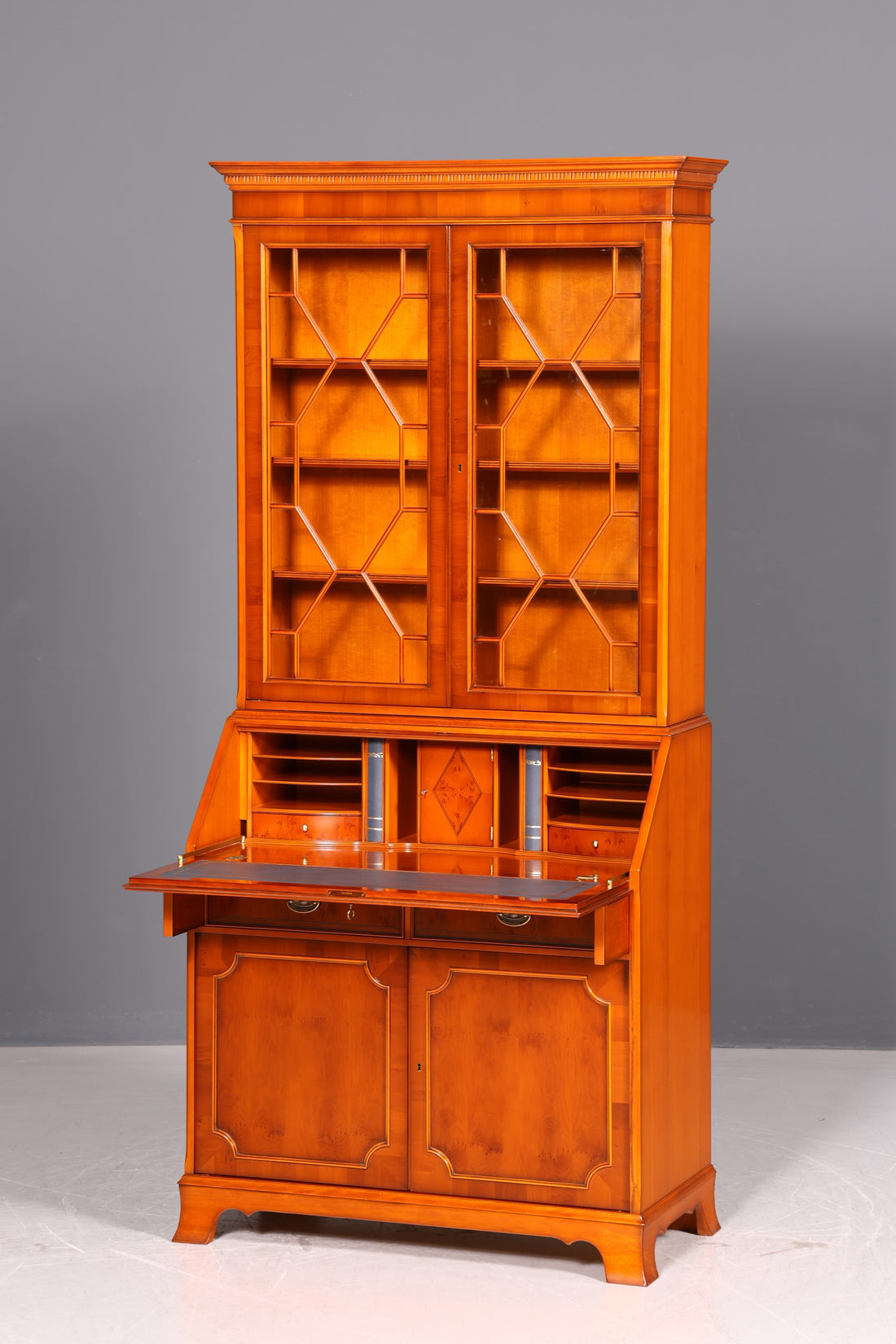 Stijlvolle originele Heldense Engelse opzetsecretaire, taxus, 60s vitrinekast, kantoor schrijfmöbel VK