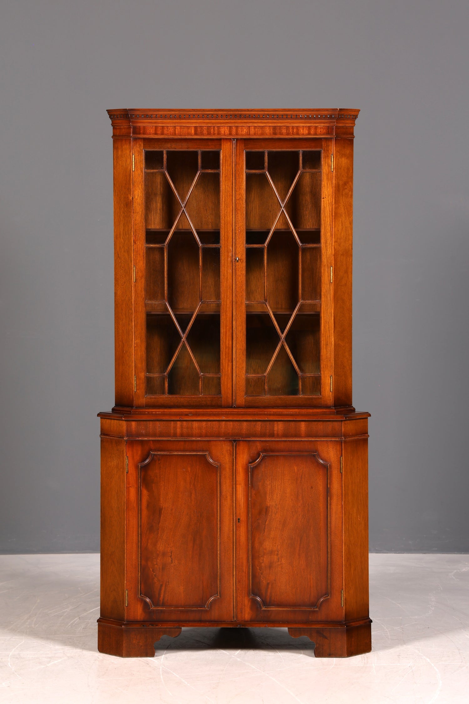 G238 Finish Wunderschöne Englische Eckvitrine Mahagoni Antik 60s echt Holz Schrank Eckschrank Glasvitrine (Kopie)
