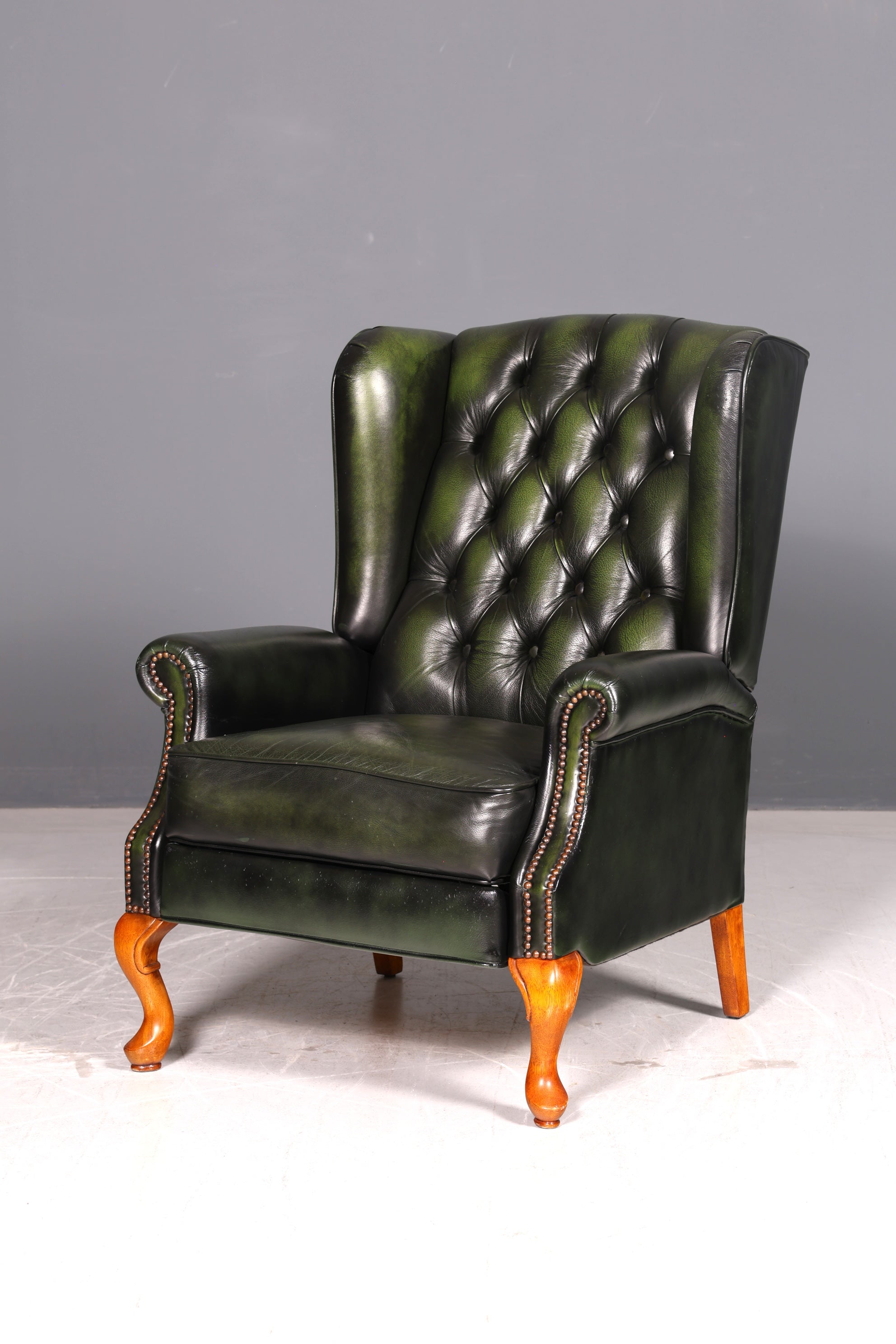 Original Chesterfield Queen Anne Ohrenbackensessel Grün Englisch Leder Herrensessel UK Armlehnsessel Relaxsessel