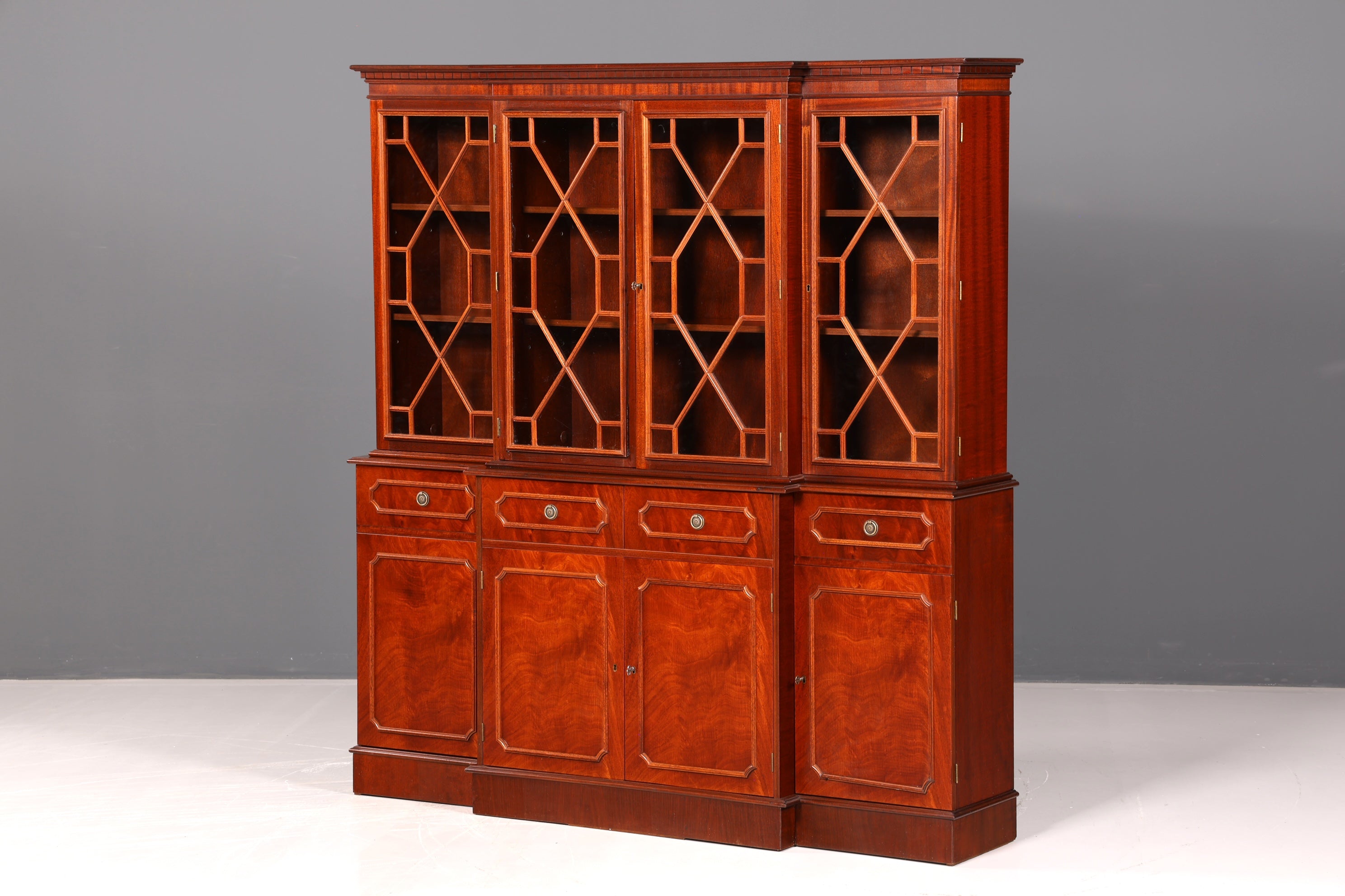 Indrukwekkende Engelse vitrinekast, bibliotheekboekenkast, glazen buffetkast van echt hout, antiek vintage