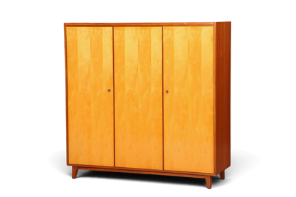Hauptstadt Möblerei XL Mid Century Kleiderschrank aus massivem Holz mit drei Türen und eleganter Vintage Optik