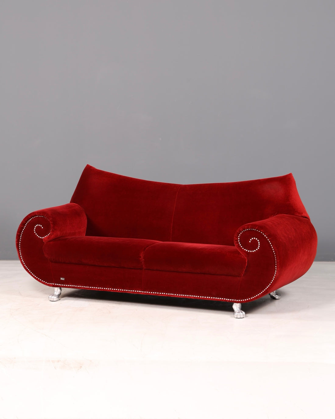 Weelderige Bretz Gaudi-bank van rood fluweel, designbank, 3-zitsbank, barok, bordeauxkleurig fluweel