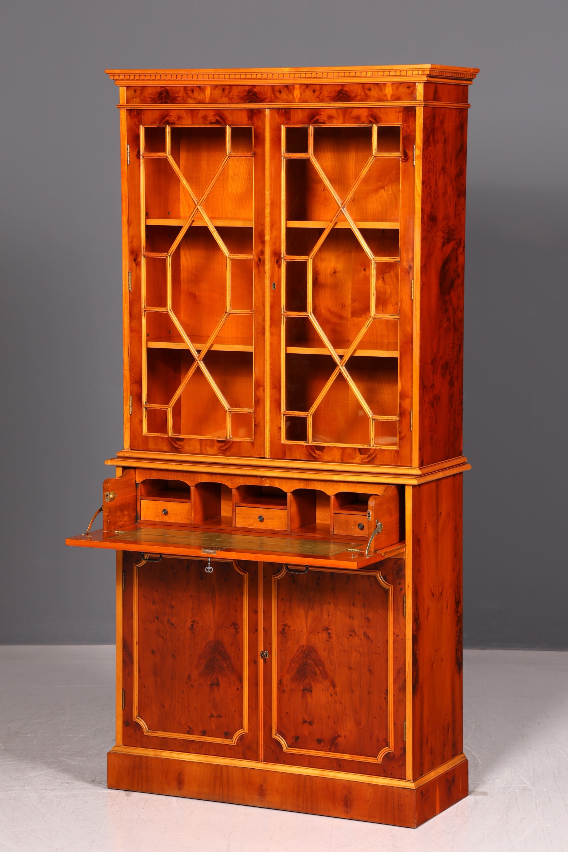 Edler Englischer Sekretär Vitrine Eibe Aufsatzsekretär Schreibschrank Glasvitrine Bücherschrank Antik Vintage