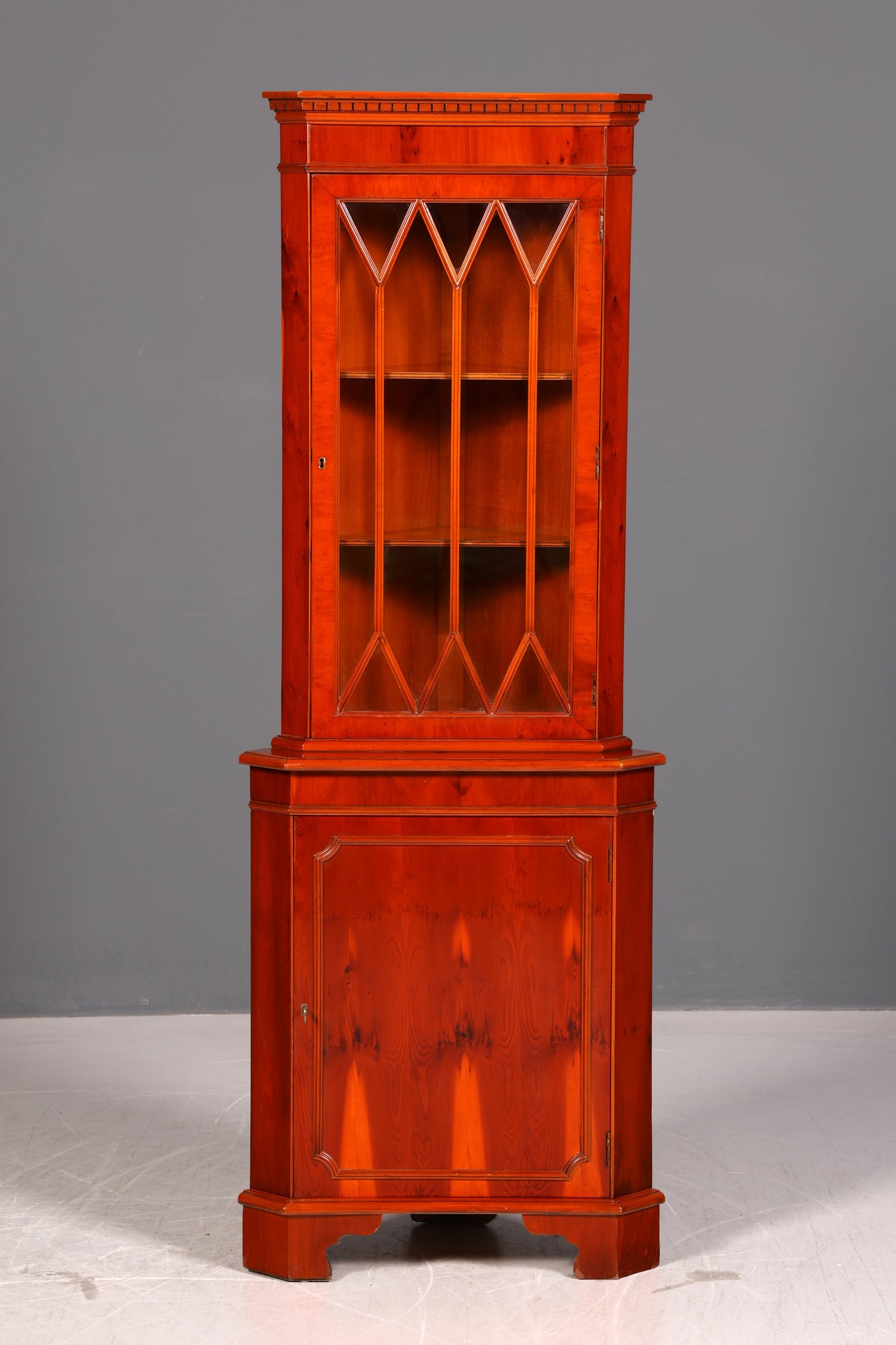 Wunderschöne Englische Eckvitrine Eibe 60er Echt Holz Schrank Eckschrank Glasvitrine Vitrine Vintage