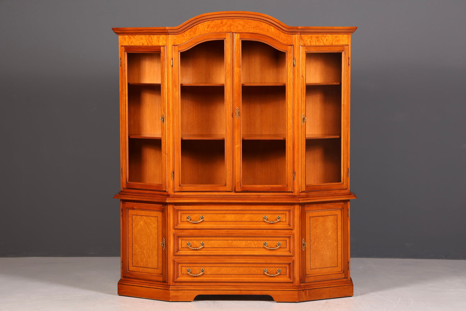 Traumhafte Original Selva Vitrine Antik Stil massiv Holz Buffet Schrank Bibliothek