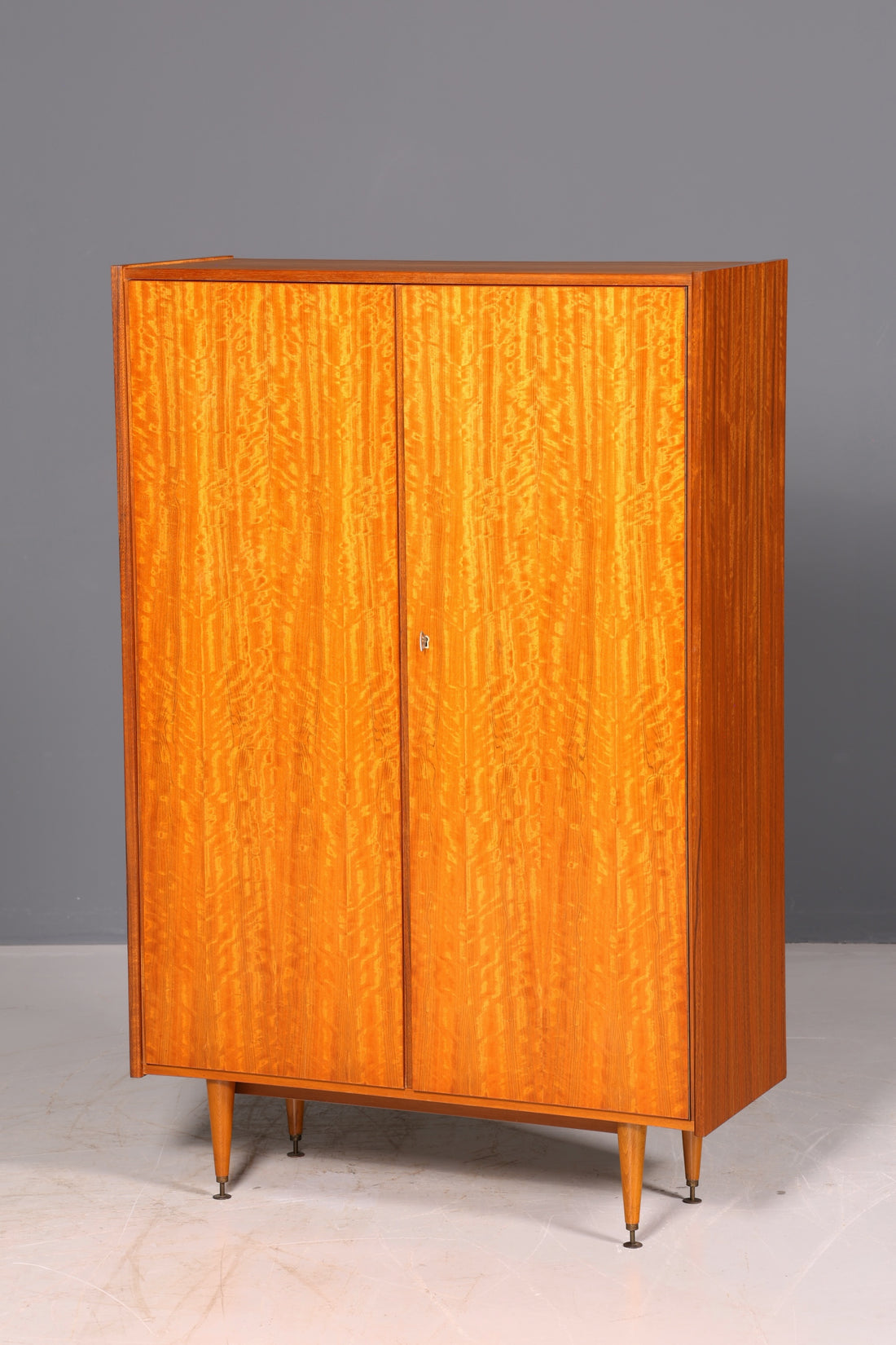 Droomachtige Mid-Century kledingkast, vintage kast, retro linnenkast uit de jaren 60 van echt hout