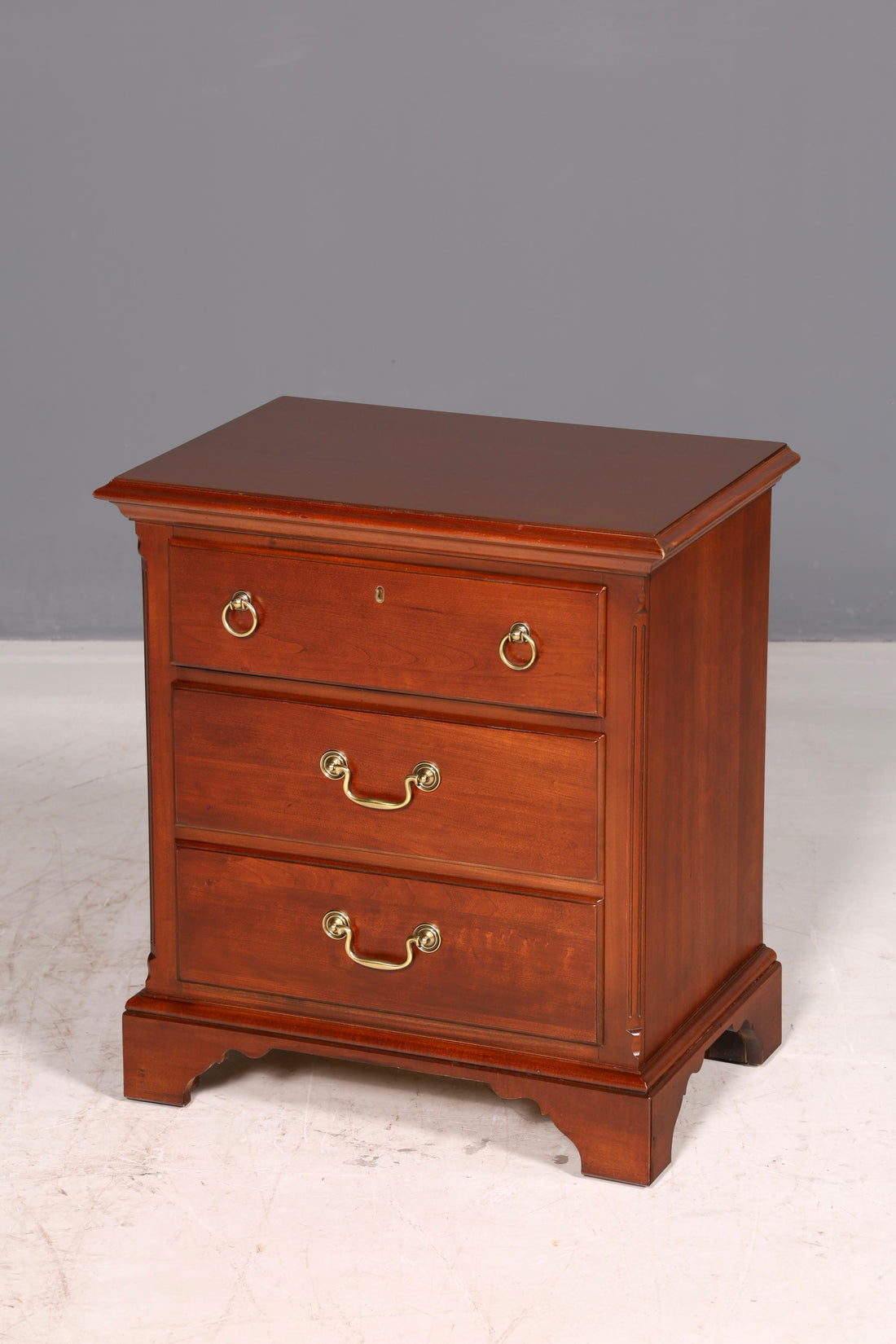 Elegante Drexel Heritage-ladekast in antieke stijl, nachtkastje uit de VS, ladekast 2 van 2