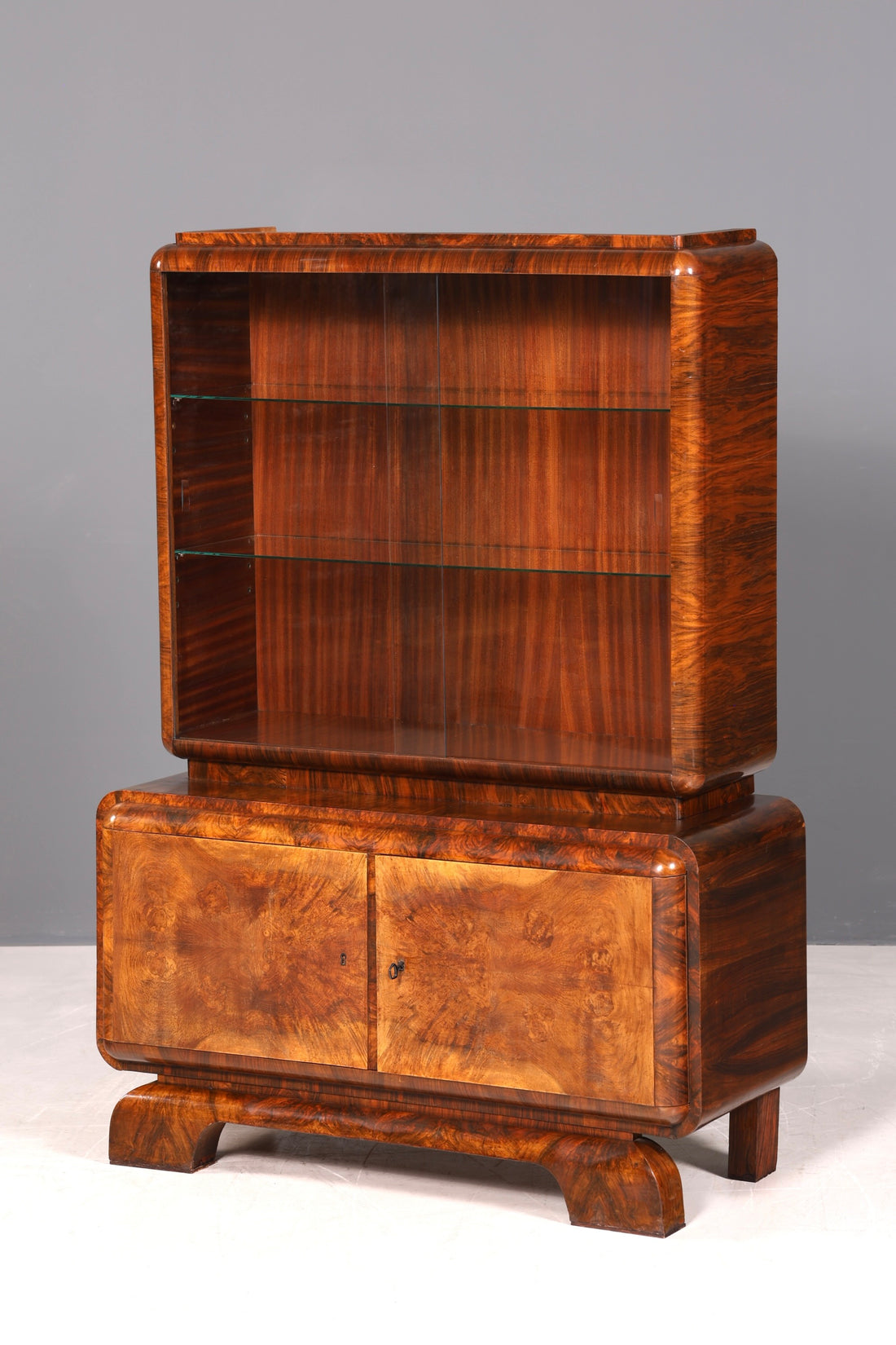 Edle Art Deco Vitrine Nussbaum Vitrine massiv Holz Antik Schrank Regal Vitrinenschrank