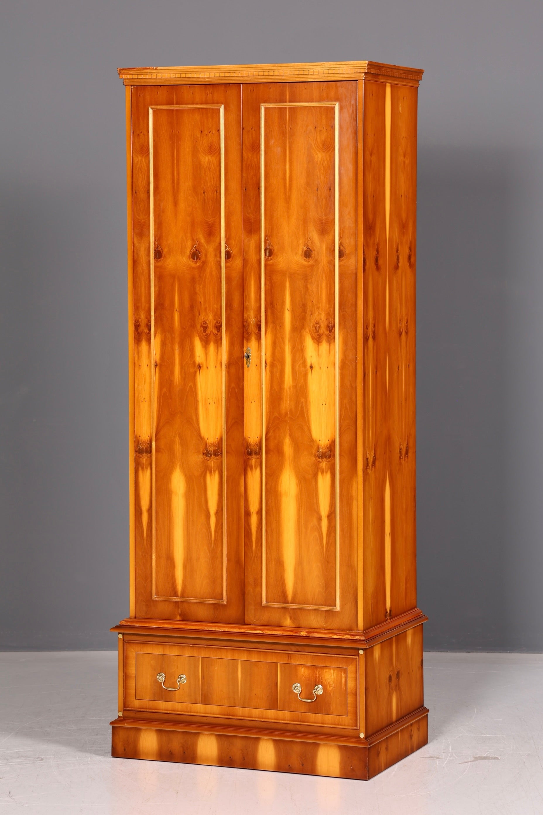 Wunderschöner Englischer Kleiderschrank Dielenschrank Wäscheschrank Schrank Antik Massivholz Vintage