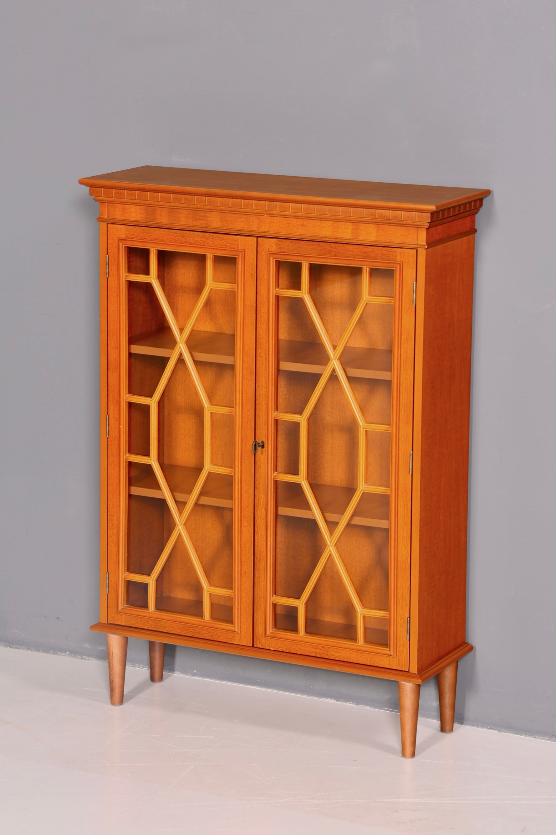 Wunderschöne Englische Vitrine Eibe Bücherschrank Glasvitrine 60s Vitrinenschrank Schrank Vintage