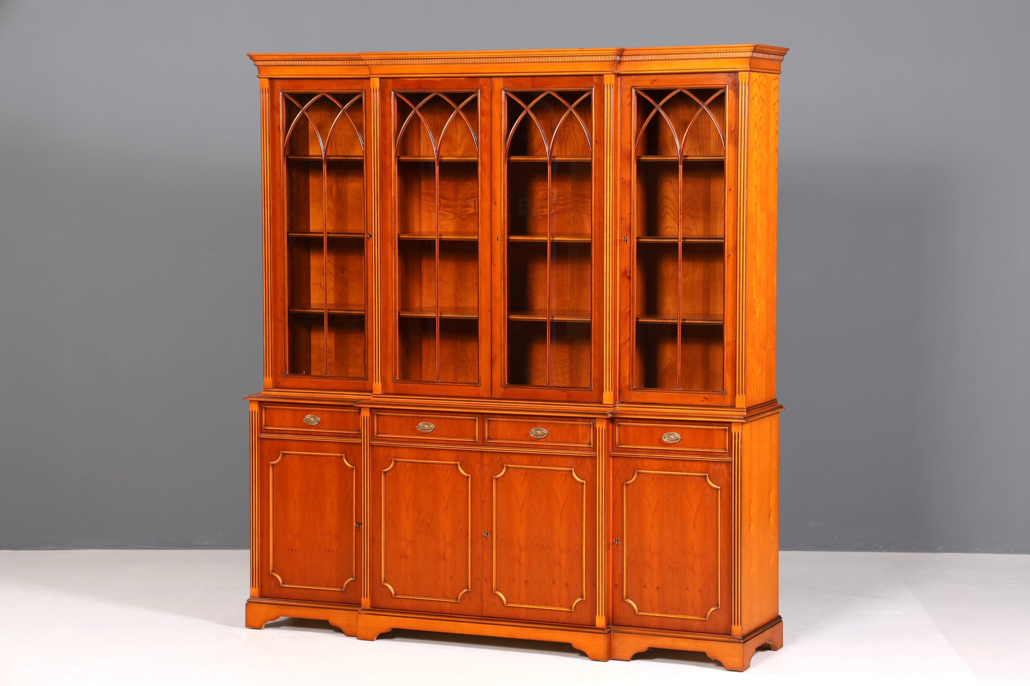 Wunderschöne Englische Vitrine Bücherschrank Buffet Antik Stil Englisch Eibe Glasvitrine Bibliothek