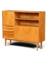 Hauptstadt Möblerei Hellerau Vitrine Modell 602 von Franz Ehrlich aus hellem Holz mit Glasschiebetüren und Schubladen