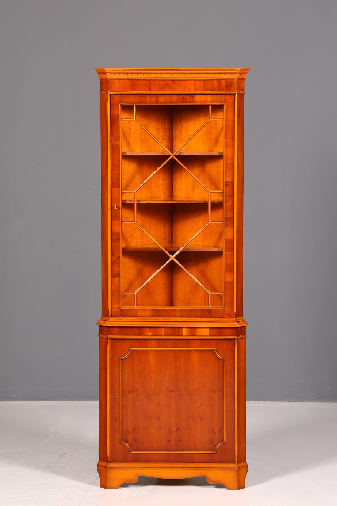 Prachtige Engelse hoekvitrine van taxushout, hoekkast, glazen vitrinekast, antiek, massief hout, vintage