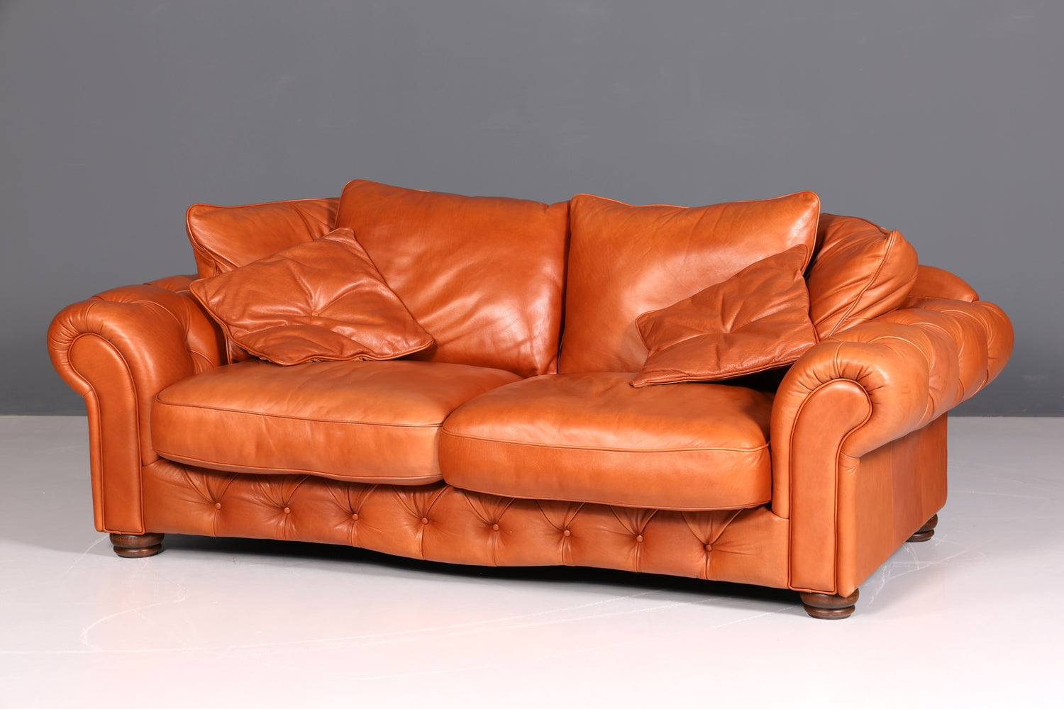 Wunderschönes Chesterfield Design Sofa Englisches echt Leder Couch Cognac Lounge Sofa