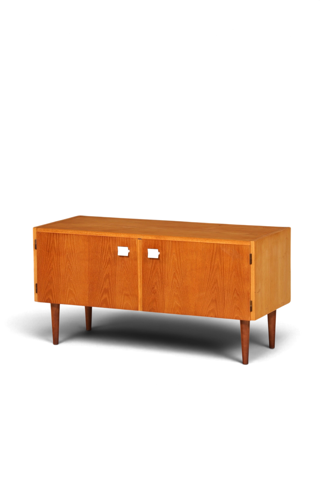 Hauptstadt Möblerei Hellerau Mid Century Kommode Modell 427 aus Holz mit zwei Türen und konischen Beinen