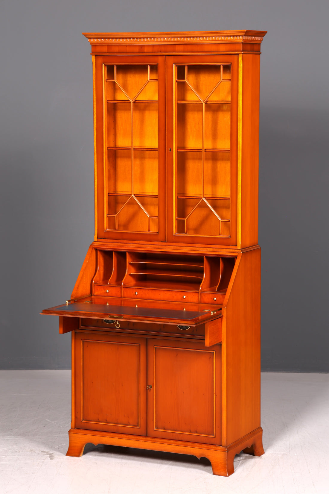Edler Englischer Sekretär der Marke Heldense Eibe Aufsatzsekretär Schreibschrank Vitrine Bücherschrank Antik Vintage