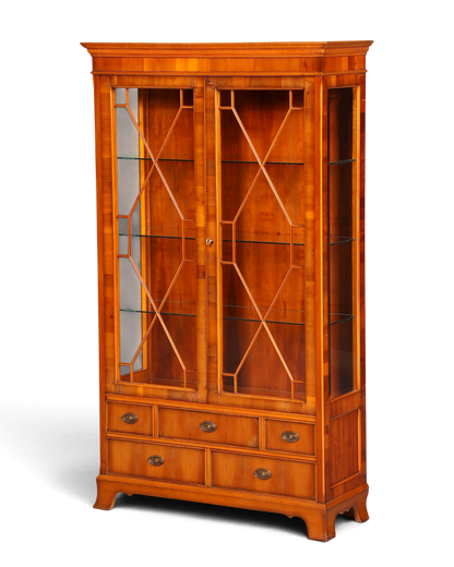 Hauptstadt Möblerei Heldense Vitrine aus englischer Eibe mit Glasfront, Innenbeleuchtung und Schubladen im Antik-Stil
