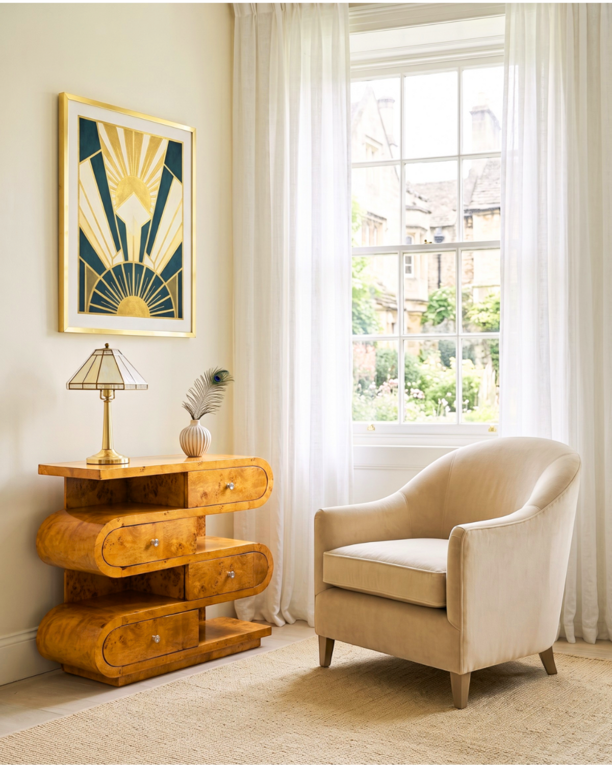 Hauptstadt Möblerei Art Deco Sideboard aus Edelholz mit geschwungenen Formen neben einem beigen Sessel am Fenster