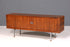 Beeindruckendes Original Hans J. Wegner für RY Møbler Modell RY 25 Sideboard Palisander Holz TV Kommode Vintage Schiebetür Schrank 2 von 2