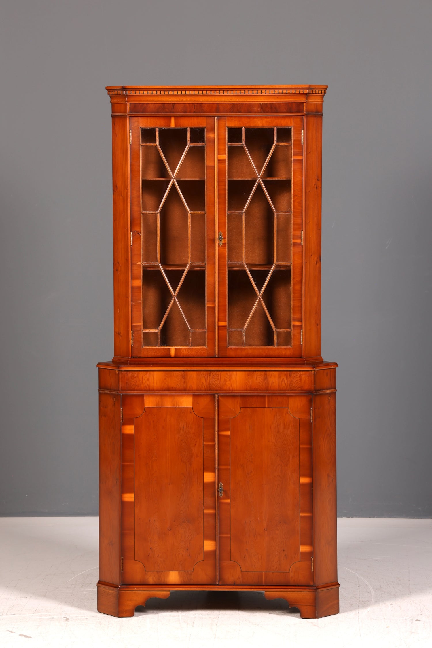 Wunderschöne Englische Eckvitrine 60s Echt Holz Schrank Eckschrank Glasvitrine Vitrine Vintage