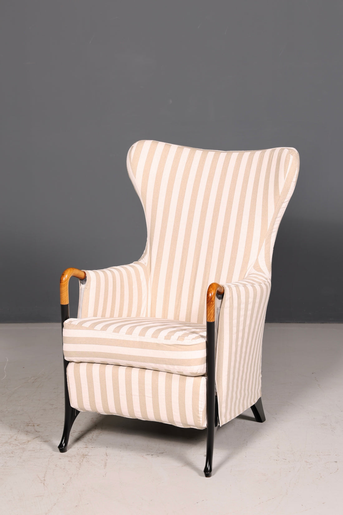 Elegante originele Giorgetti Progetti-vleugelfauteuil, design van Umberto Asnago, fauteuil, Italië, stoffen bekleding, vintage